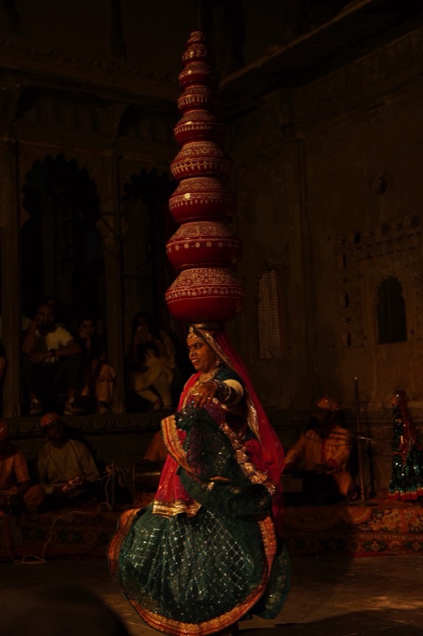 Darohar folk dancer flaunting her craft at Bagore ki Haveli